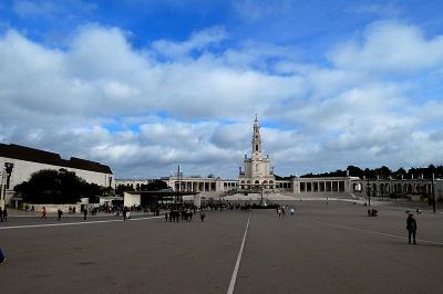 リスボンから郊外の聖地ファティマ、バタリャ修道院、ナザレ、オビドス巡り