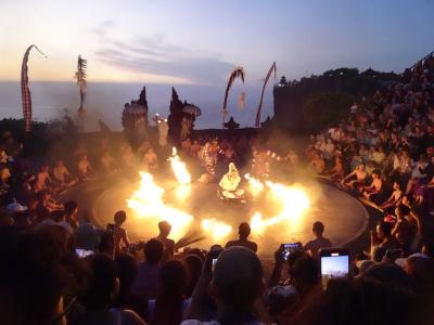 バリ島の休日　②第2日　街歩き、ウルワツ寺院＆ケチャダンス