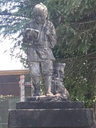 【ここにだけお出掛け】学校に建っている最古の二宮金次郎像。 <前芝小学校>