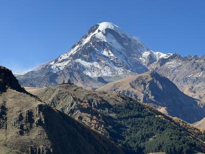 コーカサス (2024.10) Day 8 トビリシからカズベキ -ジョージア軍用道路・ツミンダサメバ教会