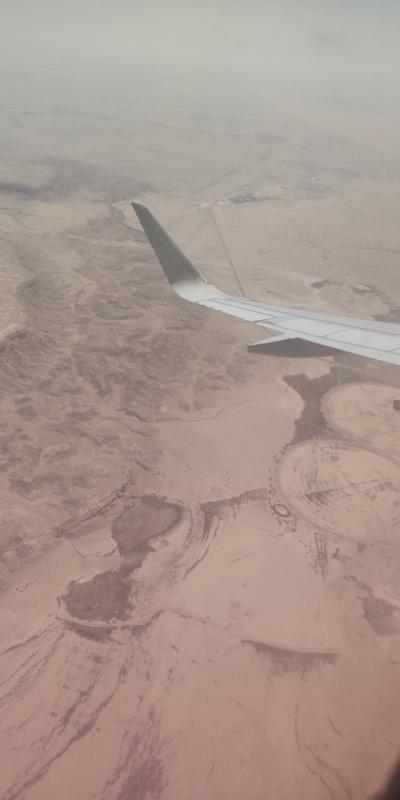 2024　中東 の　バックパッカー 少年　15　キャンセルフライト　　砂漠に　置き去りか？　(笑)