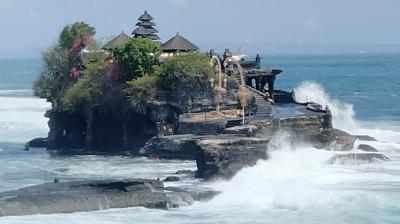 定年退職一人旅　ジャカルタ/バリ島でノープラン旅：ローカルバスとGrabバイクでタナロット寺院へ