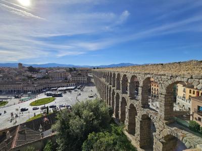 世界遺産のローマ水道橋とセゴビアの街