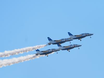 ブルーインパルス　青空に飛ぶ