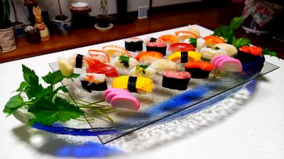 食卓をデザインする 寿司を食べる