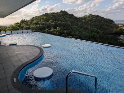 11月の沖縄の屋外プールで泳いできた