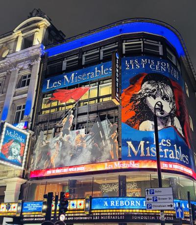 クリスマスカラーのロンドンへひとり旅　自然史博物館・ミュージカル編