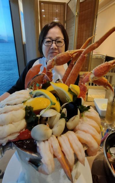 ダイヤモンドプリンセス　リベンジの夏祭りクルーズ（13）龍頭山の釜山タワーを仰ぎ見て、免税店で買い物した後は船に戻ってシーフードディナー。