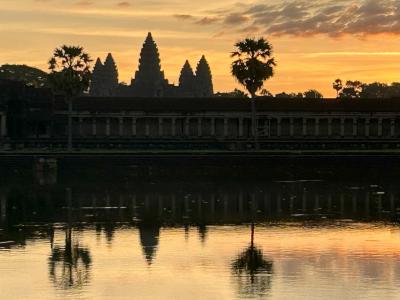 初カンボジア。アンコールワット後半は、郊外の遺跡へ。そして朝日の中のアンコールワット鑑賞。