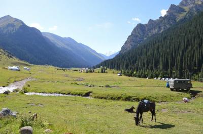 絶景のアルティン・アラシャンとイシク・クル湖【キルギスの旅】