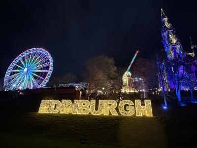 イギリス最大のクリスマスマーケットのエジンバラ。
