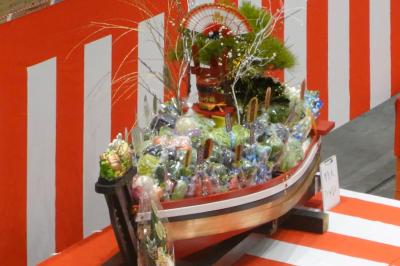 20250105 豊洲 初荷です。宝船、八千代 カキあたま、まぐろ・青箱、やじ満 野菜スープ、水神さん、岩田 カレースパ