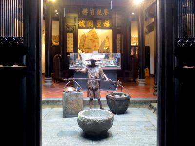 寄り道いいね♪緻密な装飾の粤海清廟、オフィス街のホーカー＆フラートン☆シンガポールXmasの旅4-1