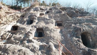 吉見百穴でからっ風に吹かれる