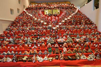 絢爛豪華“三十段飾り千体の雛祭り”