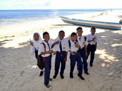 タイさんの旅 インドネシアから東へ 18日目。バンダネイラ、ハッタ島。島の周りを歩いてみます。