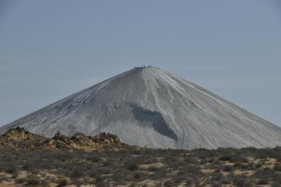 ヒンゴル泥火山「チャンドラグプⅠ峰」(富士山のようだが山頂は泥塊が噴出する泥溜まり)沈む『夕陽』は実に神々しい!!【パキスタン南部編NO1】