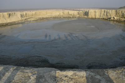 ヒンゴル泥火山「チャンドラグプⅡ峰」(山頂部は陥没、火口そのもの、中はドロドロの泥溜まり)【パキスタン南部編NO2】