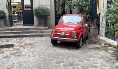 20250207 パリからの手紙 若い女性に人気のお店Merci 赤いフィアットが目印です