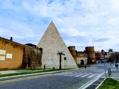 イタリアでラグビー観戦の旅　ローマのピラミッド
