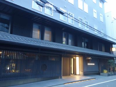 きょうのお宿は両替町通り。杉玉が表札代わりに飾ってあるホテルです。