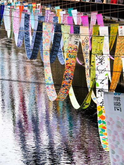 流れるように架かる反物、染の小道2025