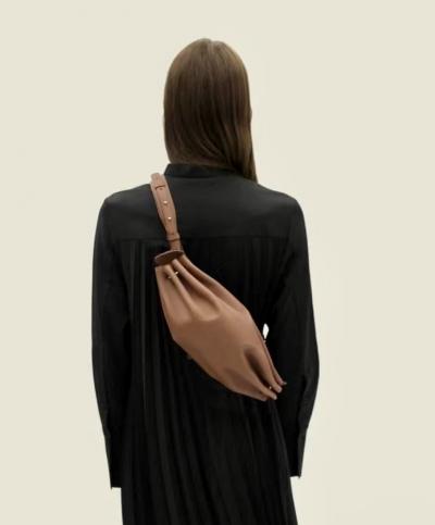 パリで出会ったミニマルなジェンダーレスバッグ