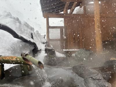 新潟の人気の秘湯が予約できたので、石打に前泊してスキーを楽しむことにしました。④清津峡にある秘湯、清津館へ。吹雪の中、露天に浸かる！!！