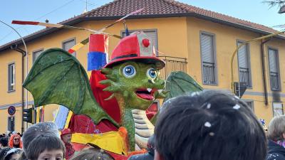 ミラノ郊外のカーニバルのパレード