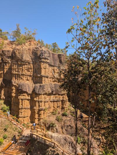 2025年 乾季のチェンマイ・・街歩きとゴルフ・・滞在中雨に会わずに!!(Ⅳ)パーチョーの崖・・