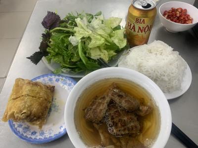 夕食は　ツアーガイドおすすめのオバマセットを食べに行く