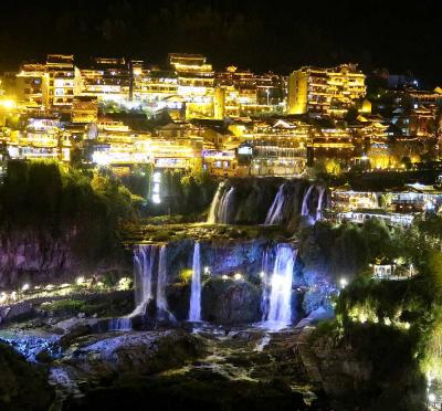 団塊夫婦の中国南部絶景の旅・２０２５－（６）大瀑布の上に建つ古鎮・芙蓉鎮へ