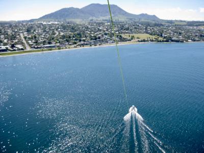 はじめてのニュージーランド北島12日間 : ③ ワイトモの土ボタル パラセイリング 憧れのKiwi-Rail