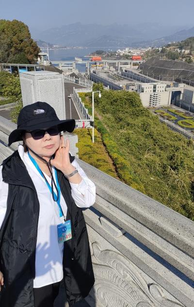 トラピックス　長江三峡下りクルーズ（8）ビクトリアカタリナ号を下船し、広大な三峡ダムの敷地を歩き、その規模の大きさに圧倒させられる。