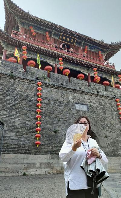 トラピックス　長江三峡下りクルーズ（9）宜昌から関羽ゆかりの荊州古城で桜を愛で、満開の菜の花の中を武漢を目指す。