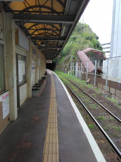 佐世保中心部の活気ある商店街と２つの駅を巡る