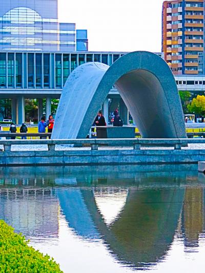 広島陽春‐8 〈平和記念公園〉原爆死没者慰霊碑　平和の灯　折鶴‐像　☆平和の鐘　平和の時計塔