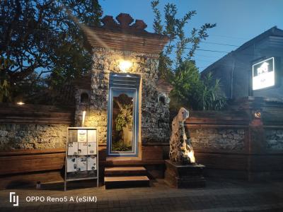 バリ島サヌールの話題のワルンサロ（バビゴレン）