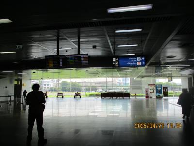 MRT地上になるタープラ駅と高架から地下に戻るバンスー駅