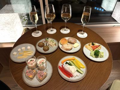 『コンラッド東京』宿泊記③クラブラウンジ【エグゼクティブラウンジ】のイブニングカクテルで夜景を眺めながら乾杯♪東京湾＆レインボーブリッジ☆彡