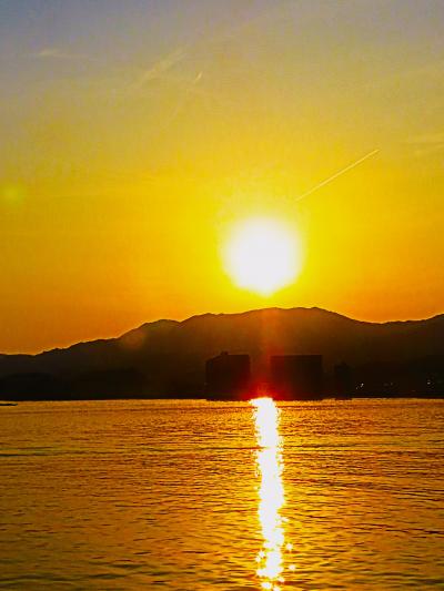 宮島陽春11　宮島航路-厳島神社を後に　フェリー船/15分毎往復　☆夕陽沈むころ-光跡延々と