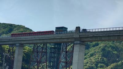 余部鉄橋を見上げる