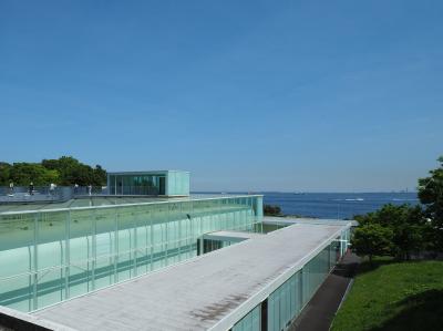 海と森に抱かれた横須賀美術館へ