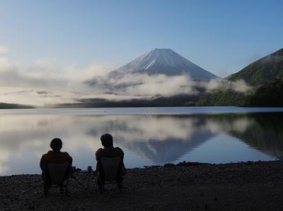 本栖湖畔で、夜明け前の富士山を眺める