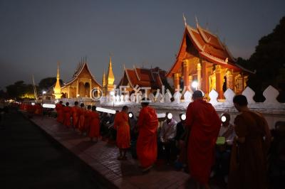 コロナ渦後 チェンマイから初めての訪問地ルアンパバーンへ 2025年02月27日(托鉢&メコン川を渡り対岸のお寺など)