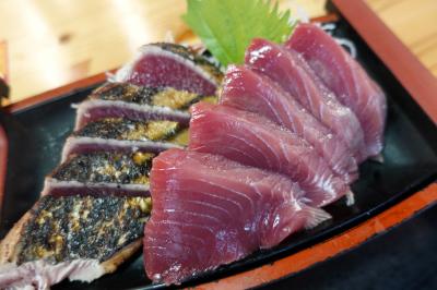 20250530-3 高知 今日もやっぱりひろめ市場。やいろ亭で、刺身と塩たたき、どろめ。→夜の高知城登ってみる。