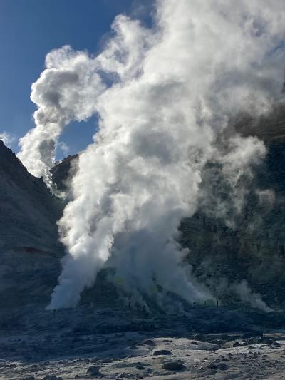 冬の朝。硫黄山は大迫力の噴気。駅の足湯につかってから網走へ。