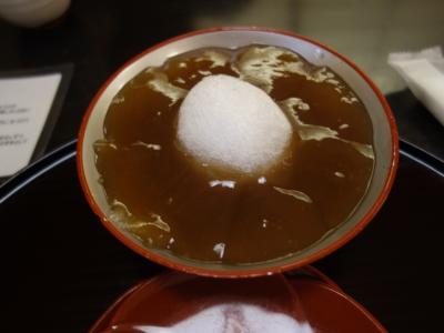 花見小路といったら甘味でしょう。おいしいわらび餅をいただきました。