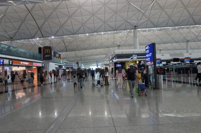 香港国際空港のキャセイパシフィックラウンジTHE PIERに向かう