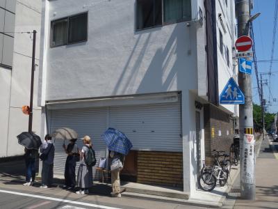 たかがドーナツのために、早朝から行列。やっとゲット。おいしいドーナツです。
